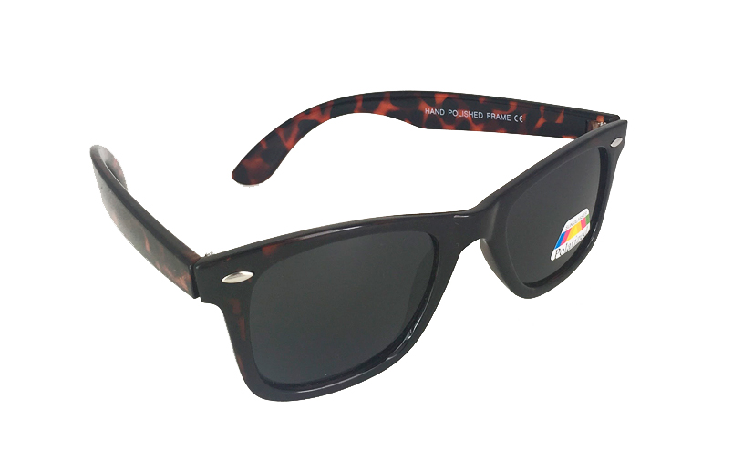 Polaroid wayfarer solglasÃ¶gon i mÃ¶rkrÃ¶d/brun - sunlooper.se - billede 2