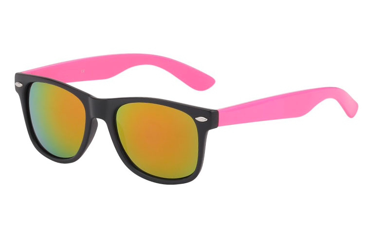 Wayfarer i matt svart med rosa skalmar